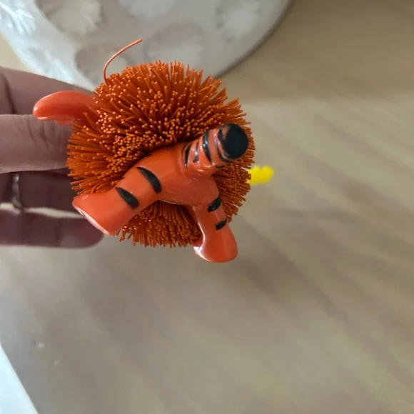 Vintage 1998 Disney Tigger Koosh Ball Keychain Rubber Filament Collectible Toy - Picture 4 of 4